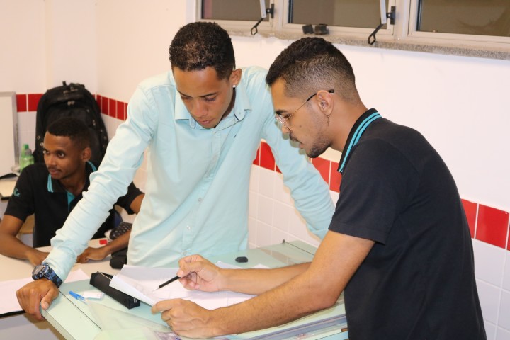 Estudantes analisam desenho do Protótipo de Ponte Rolante. Foto: Ascom/Fundação Helena Antipoff